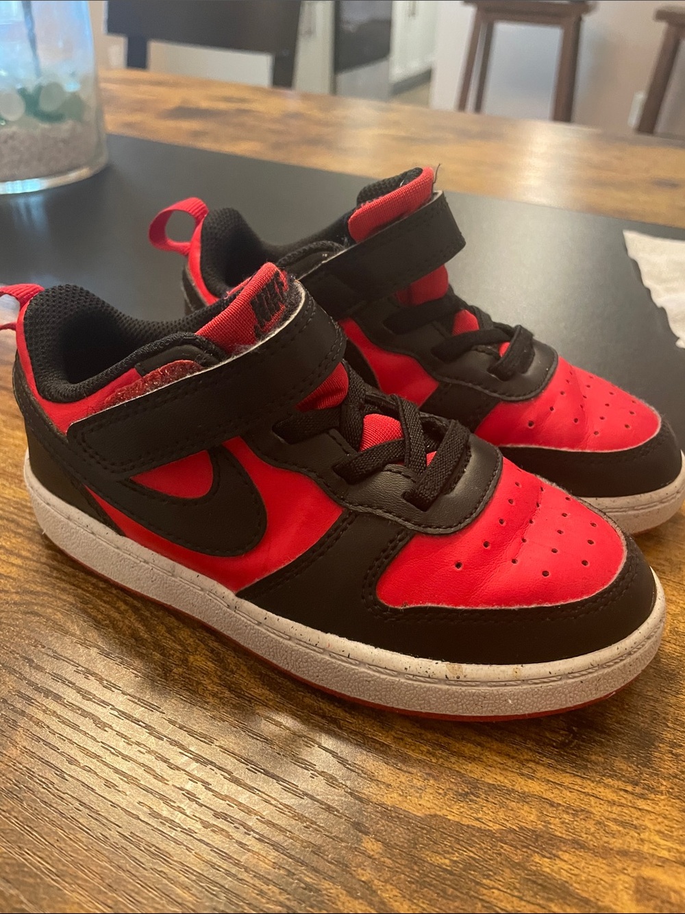 Nike Kids' Low-Top Sneakers in Red and Black